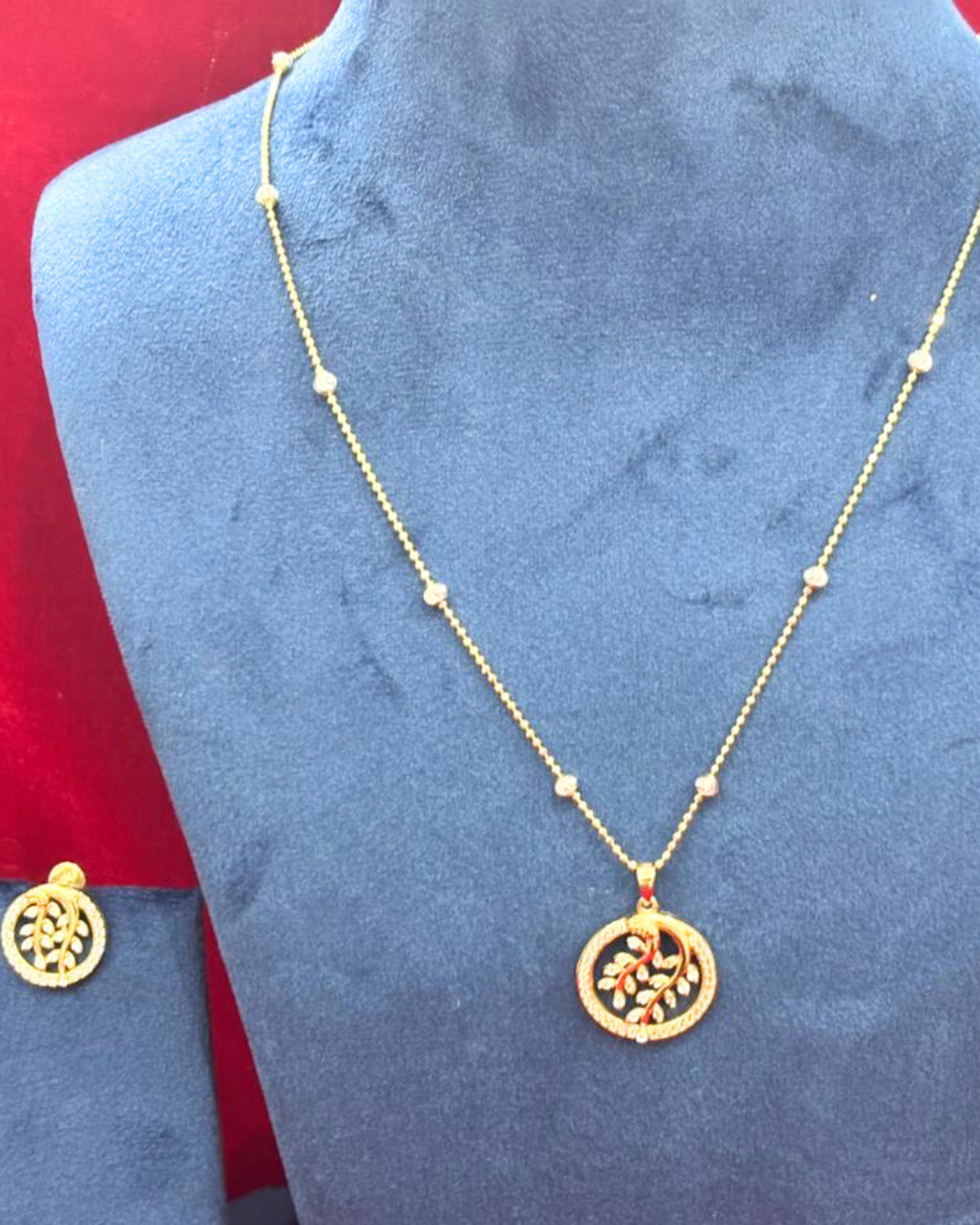 92.5 Pure Silver Round leaf Pendent set with Earrings (chain not included)