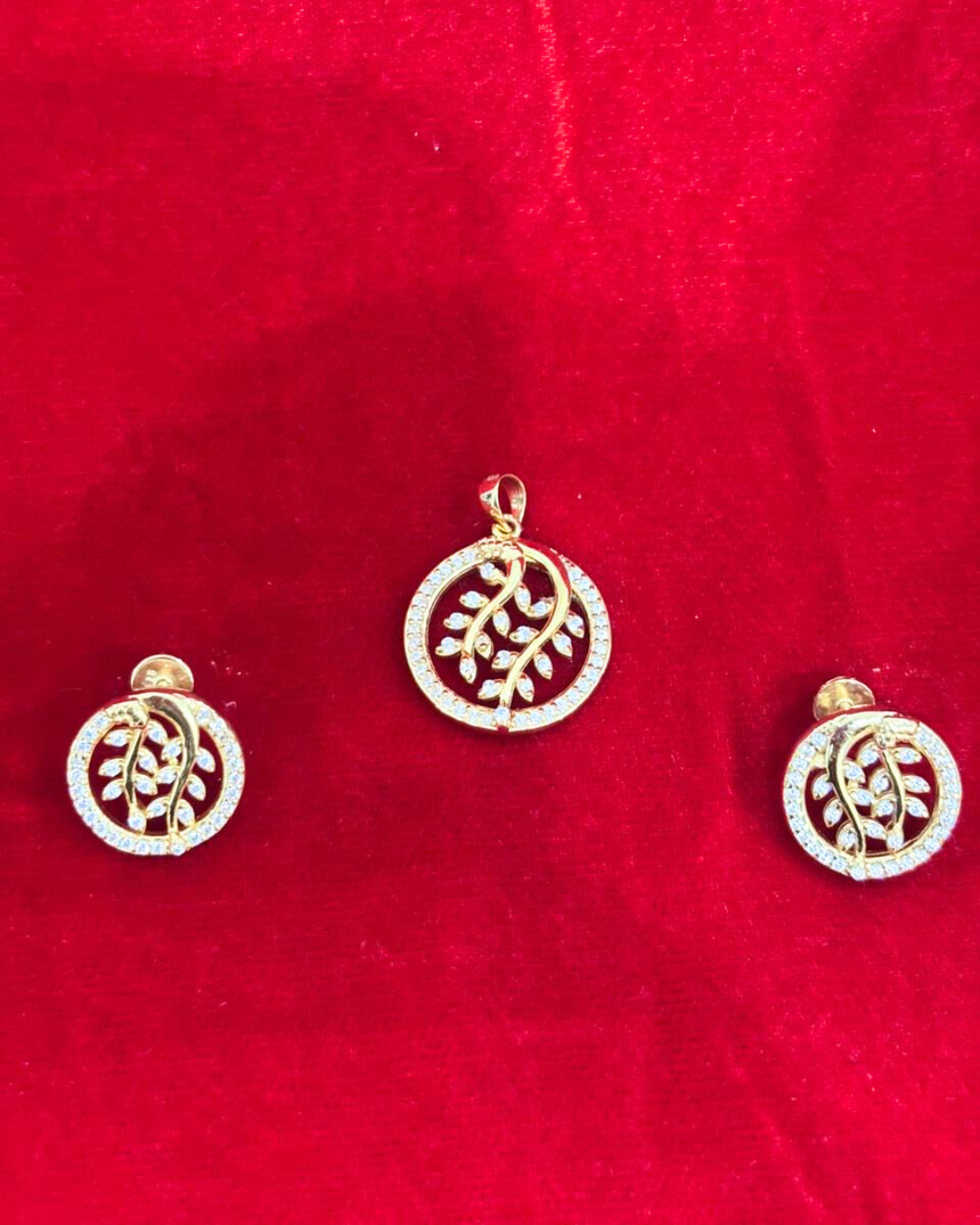 92.5 Pure Silver Round leaf Pendent set with Earrings (chain not included)